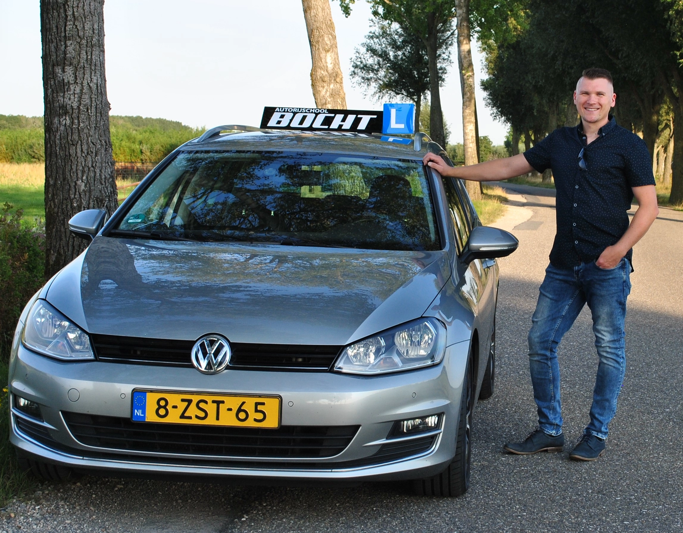 Instruktor szkoły jazdy przy samochodzie